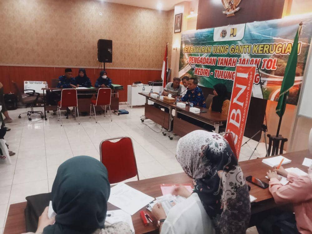 Warga saat menerima pembayaran ganti rugi lahan terdampak tol. IDN  Times/ istimewa