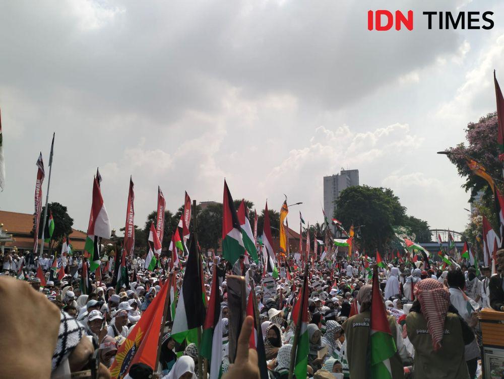 Aksi Bela Palestina, 'Free Palestine' hingga Umpatan Khas Surabaya
