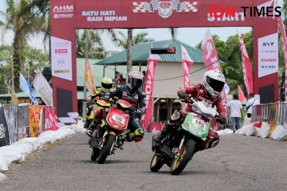 Honda Dream Cup (HDC) 2023 di Sirkuit Harimau Putih Vonif 8 Marinir, Pangkalan Brandan, Kabupaten Langkat, Minggu (12/11/2023). (IDN Times/Arifin Al Alamudi)