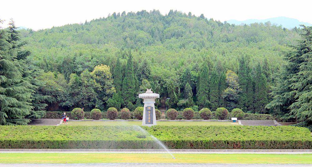 kompleks pemakaman atau Mausoleum Kaisar Qin Shi Huang yang terletak di Distrik Lintong, Provinsi Shaanxi-China (commons.wikimedia.org/Aaron Zhu)