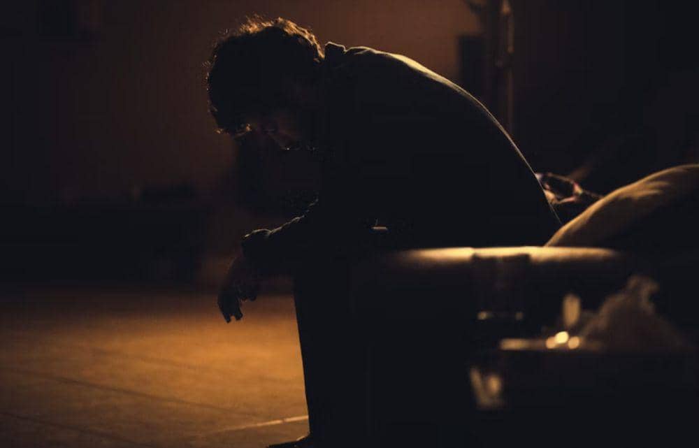 ilustrasi pria yang lelah (unsplash.com/Gadiel Lazcano)