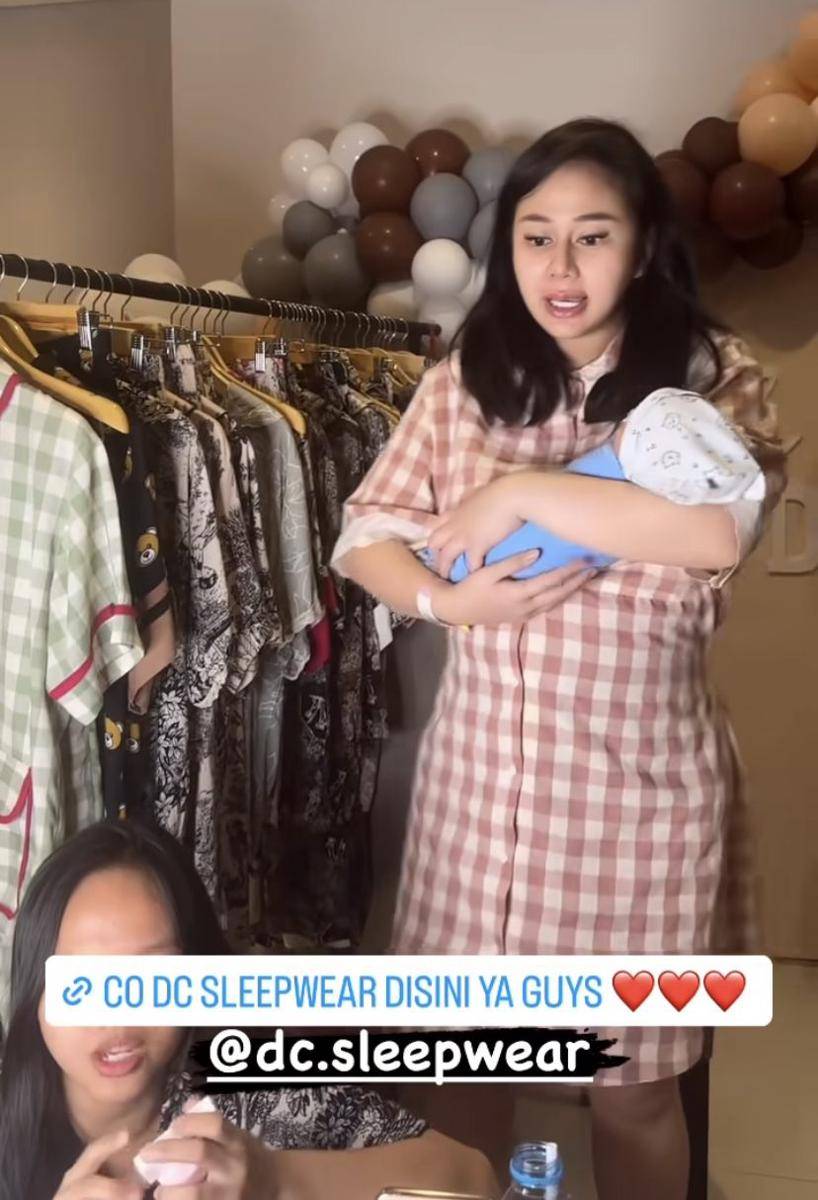 potret Denise Chariesta live jualan sambil momong anak (Instagram.com/denisechariesta91)