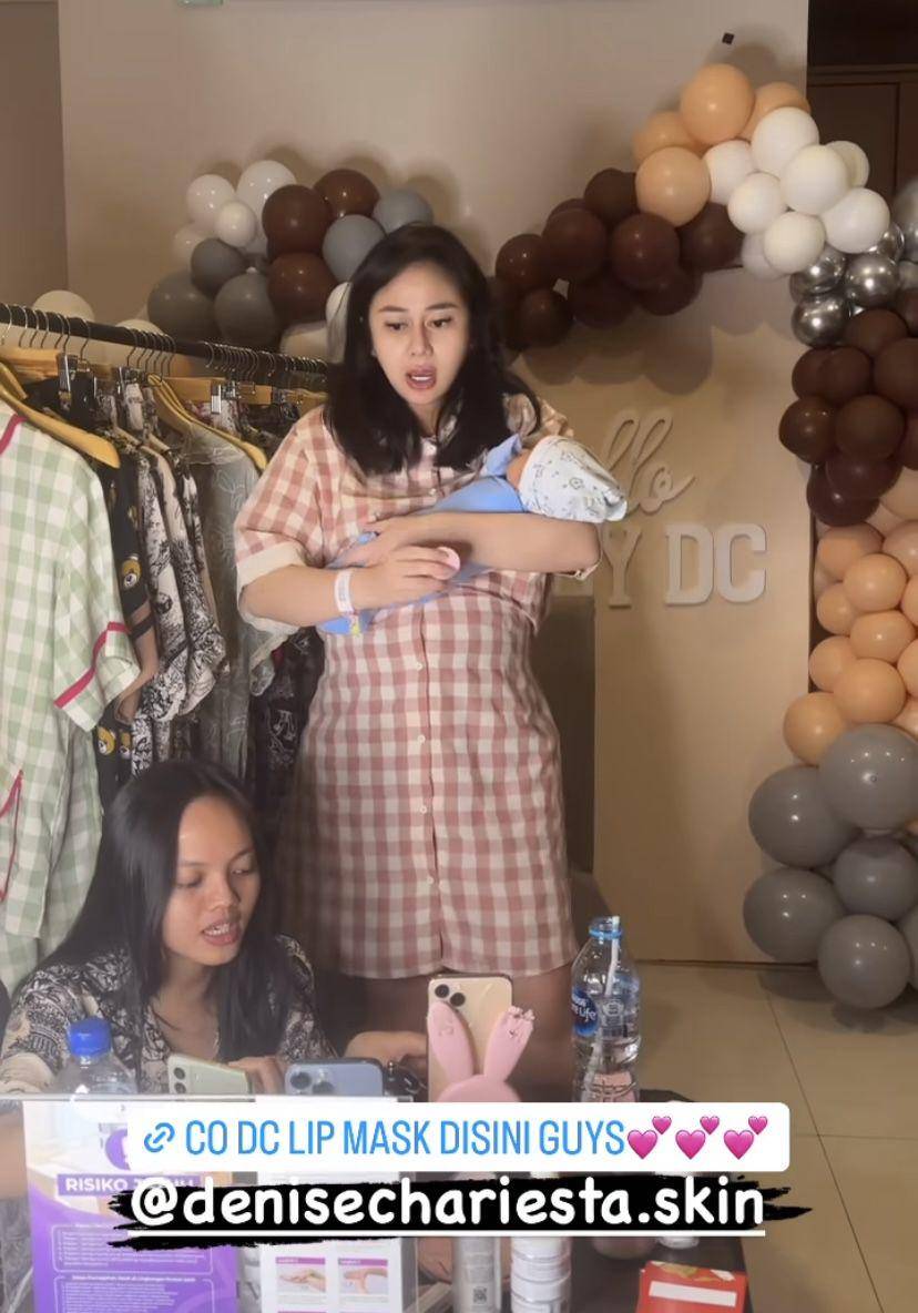 potret Denise Chariesta live jualan sambil momong anak (Instagram.com/denisechariesta91)