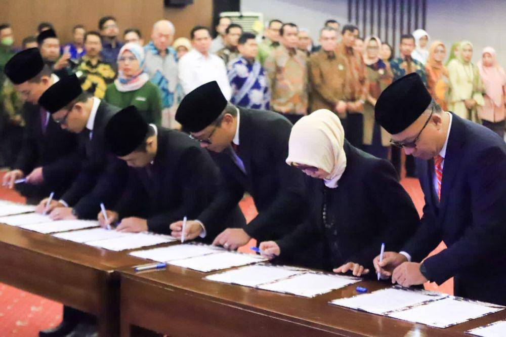Adapun 7 anggota BNSP yang dilantik, yaitu Syamsi Hari (ketua merangkap anggota), Ulfah Masfufah (wakil ketua merangkap anggota), Amilin (anggota), Miftahul Azis (anggota), Adi Mahfudz Wuhadji (anggota), Nurwijoyo Satrio Aji Martono (anggota), dan Muhammad Nur Hayid (anggota) menandatangani dokumen pelantikan. (Dok. Kemnaker)