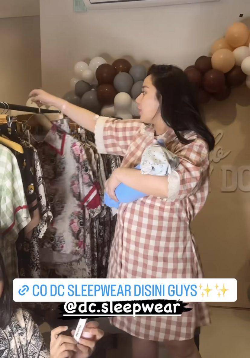 potret Denise Chariesta live jualan sambil momong anak (Instagram.com/denisechariesta91)