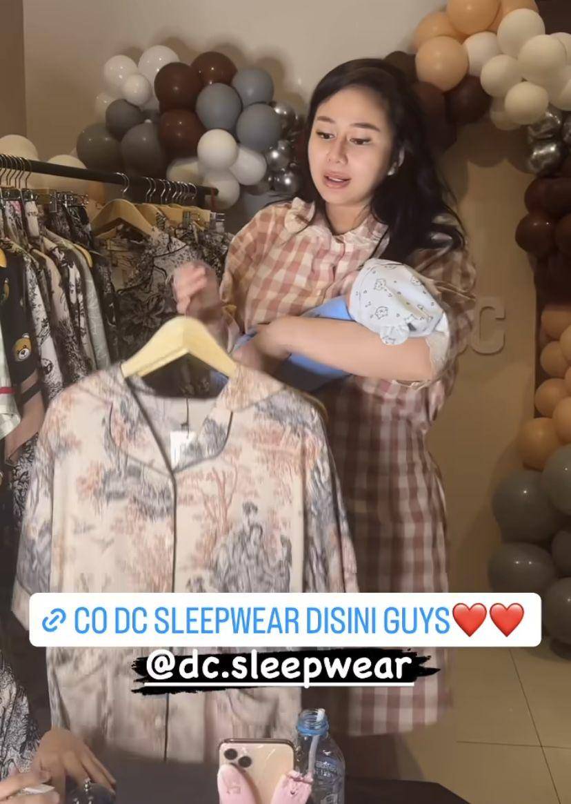 potret Denise Chariesta live jualan sambil momong anak (Instagram.com/denisechariesta91)