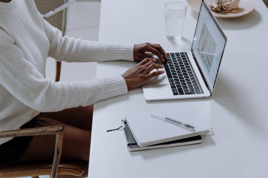 ilustrasi mengetik di MacBook (pexels.com/cottonbro studio)