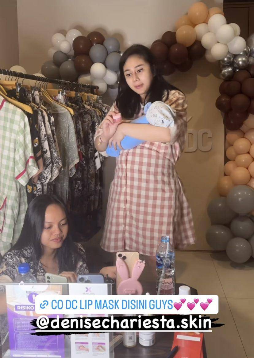 potret Denise Chariesta live jualan sambil momong anak (Instagram.com/denisechariesta91)