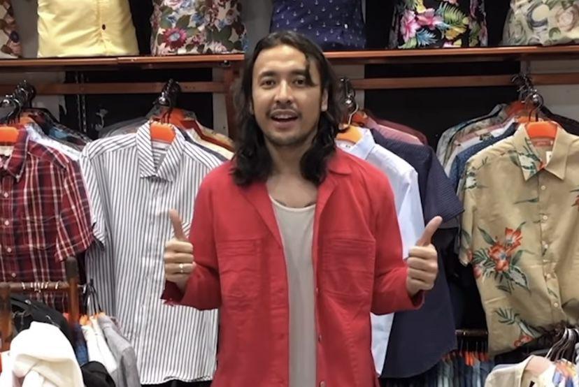 8 Potret Marcello Tahitoe Thrifting di Pasar Baru, Santuy Abis