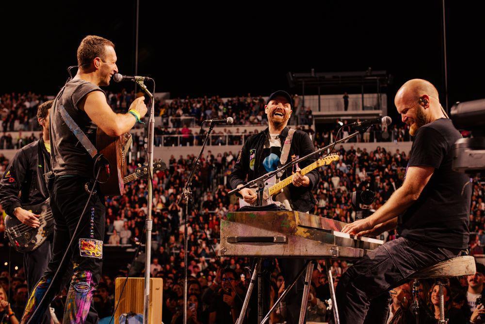 5 Tips Anti Galau Buat Kamu yang Gak Bisa Nonton Coldplay di Indonesia