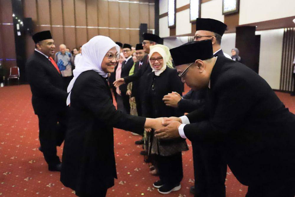 Menteri Ketenagakerjaan, Ida Fauziyah melantik 7 anggota Badan Nasional Sertifikasi Profesi (BNSP) periode 2023-2028 pada Senin (13/11/2023) di Jakarta. (Dok. Kemnaker)