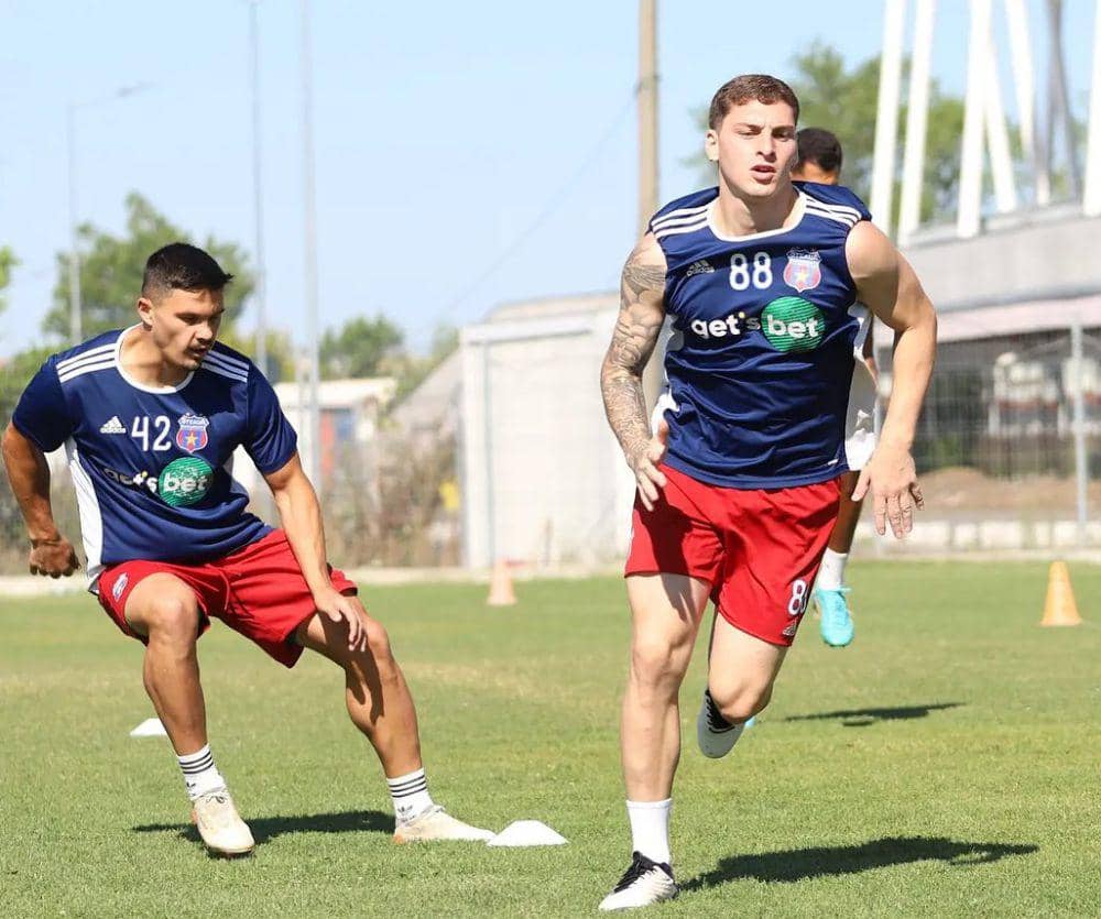 Gianluca Mancuso (kanan) saat berlatih bersama Steaua Bucharest. (instagram.com/gianlumancuso5)