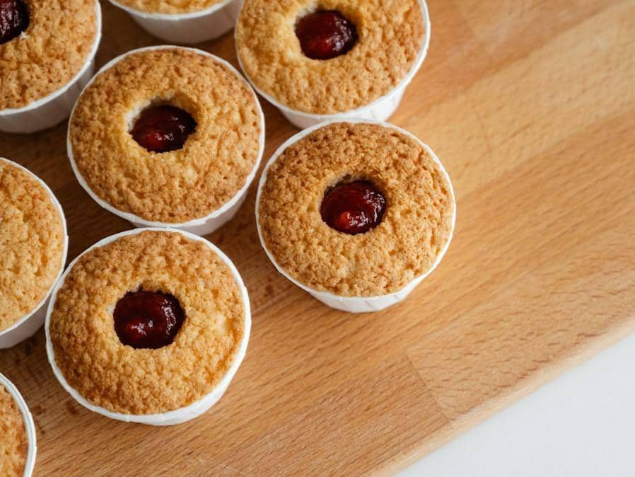 kue putu belanda dengan isian selai (pexels.com/SHVETS production)