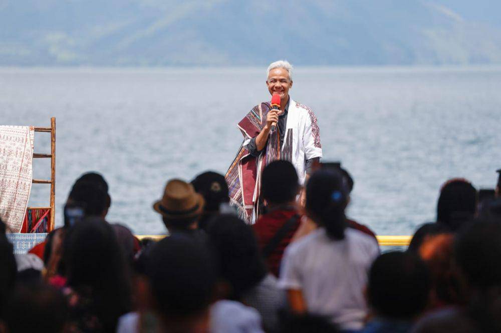 Ganjar Pranowo berkunjung ke Danau Toba yang berada di Kabupaten Tapanuli Utara, pada Minggu (12/11/2023) (IDN Times/Istimewa)