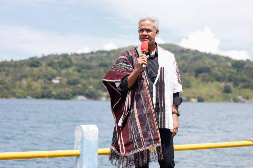 Ganjar Pranowo berkunjung ke Danau Toba yang berada di Kabupaten Tapanuli Utara, pada Minggu (12/11/2023) (IDN Times/Istimewa)