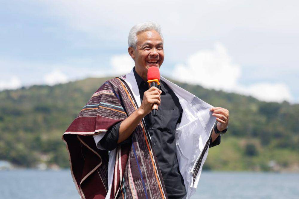 Ganjar Pranowo berkunjung ke Danau Toba yang berada di Kabupaten Tapanuli Utara, pada Minggu (12/11/2023) (IDN Times/Istimewa)