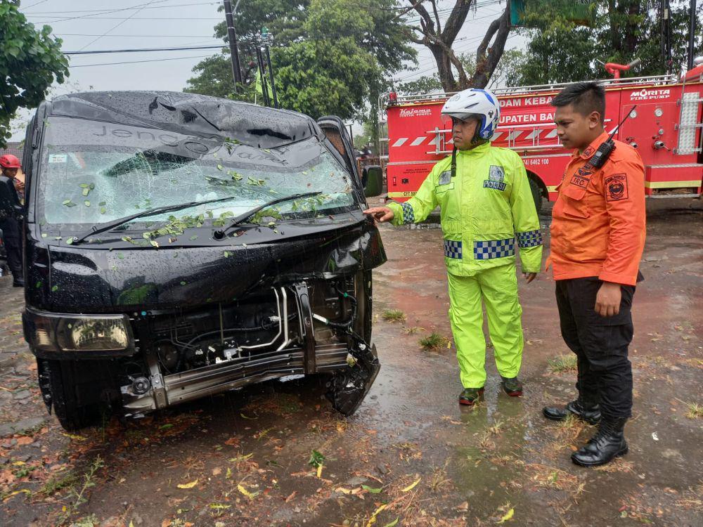 Pohon Tumbang Timpa Mobil di Jalan Ring Road Selatan Bantul