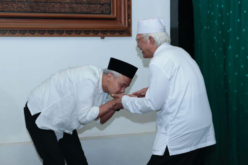 Ganjar Silaturahmi ke Kediaman Gus Mus, Bahas Kondisi Bangsa