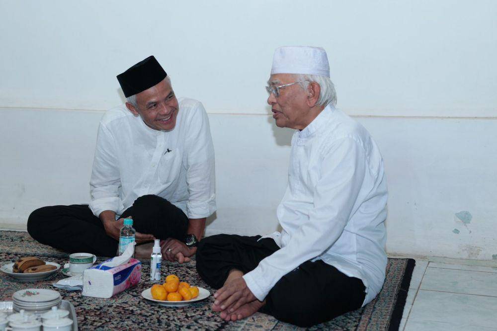 Ganjar Pranowo silaturahmi ke kediaman KH Mustofa Bisri atau Gus Mus di Kompleks Ponpes Raudlatut Thalibin, Kelurahan Leteh, Rembang, Jawa Tengah (IDN TImes/Istimewa)