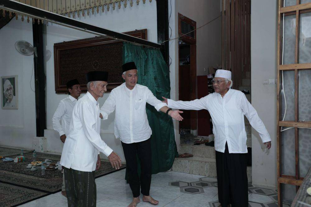 Ganjar Pranowo silaturahmi ke kediaman KH Mustofa Bisri atau Gus Mus di Kompleks Ponpes Raudlatut Thalibin, Kelurahan Leteh, Rembang, Jawa Tengah (IDN TImes/Istimewa)