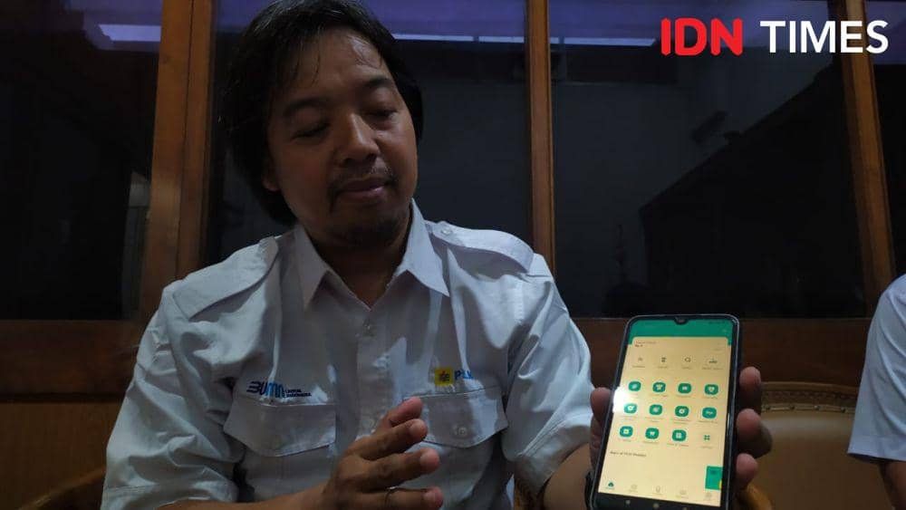 Suparje Wardiono, Manajer PLN UP3 Semarang menunjukkan aplikasi PLN mobile yang dipakai untuk memantau pergerakan tim URC saat cuaca ekstrem. (IDN Times/Fariz Fardianto)