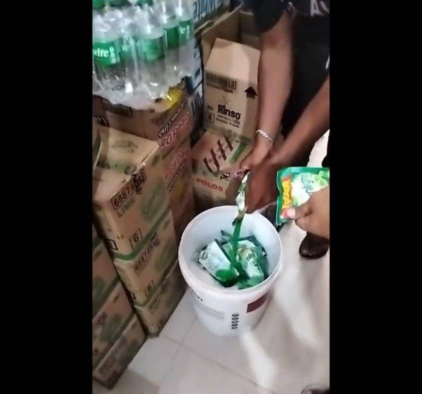 Tangkapan layar video viral pembuangan produk pro Israel. (Twitter/sosmedkeras)