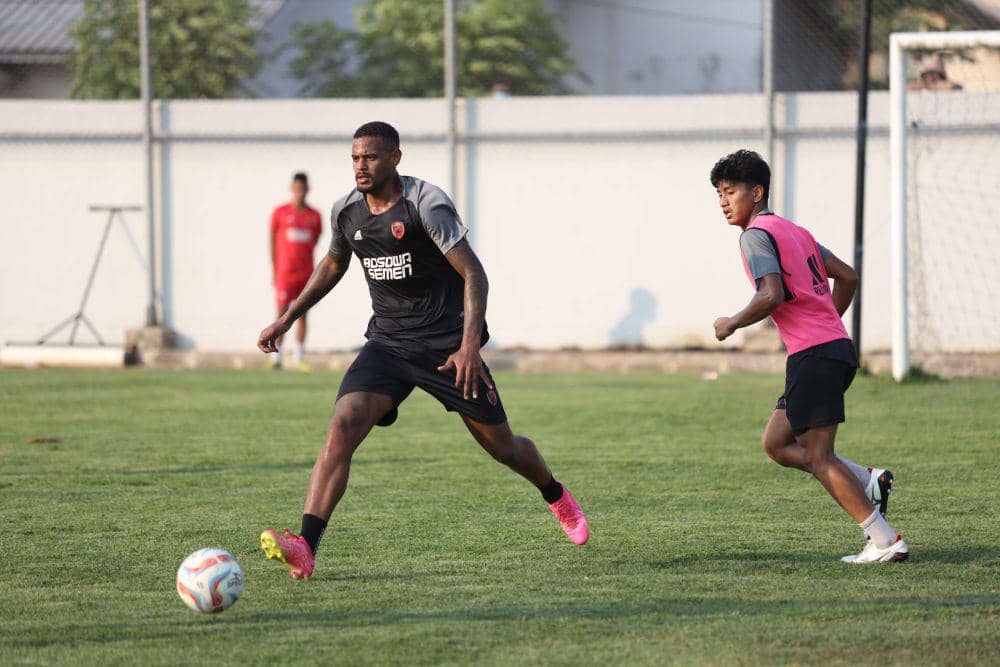 Pemain baru PSM Makassar, Ze Paulo (kiri), dalam sesi latihan rutin di Stadion Kalegowa Pallangga pada Senin 6 November 2023. (Dok. Ofisial PSM Makassar/Agung Dewantara)
