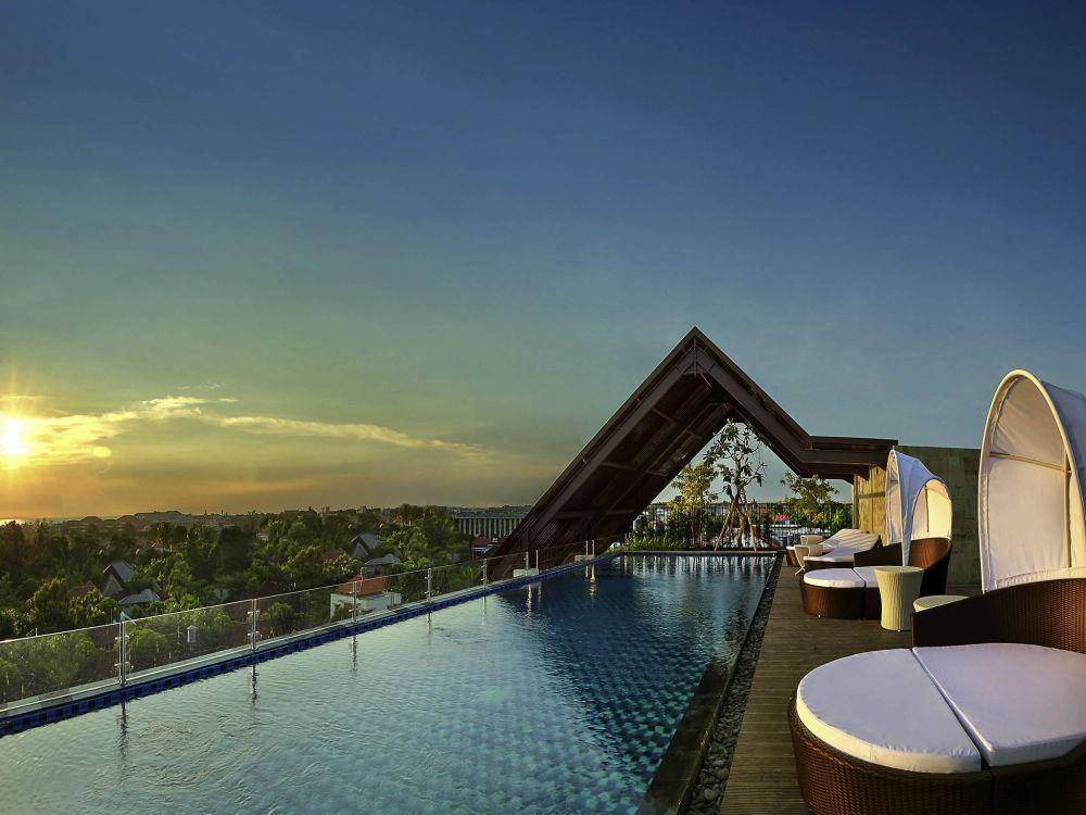 Kolam renang rooftop di Ibis Bali Legian Street. (All.accor.com)