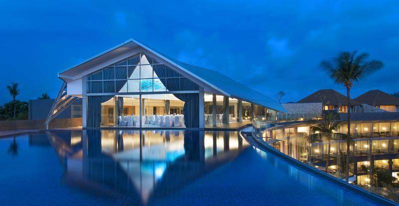 Kolam renang rooftop di Le Meridien Bali Jimbaran. (Lemeridienbalijimbaran.co.id)