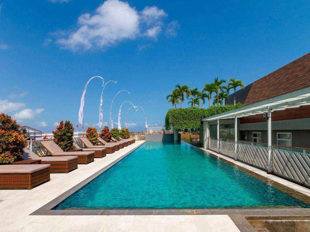 Kolam renang rooftop di PrimeBiz Hotel Kuta. (Pbku.pphotels.com)