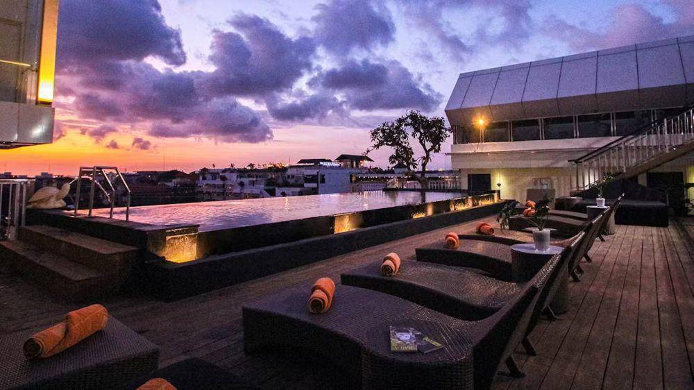 Kolam renang rooftop di Fashion Hotel Legian. (Fashionbalilegian.com)