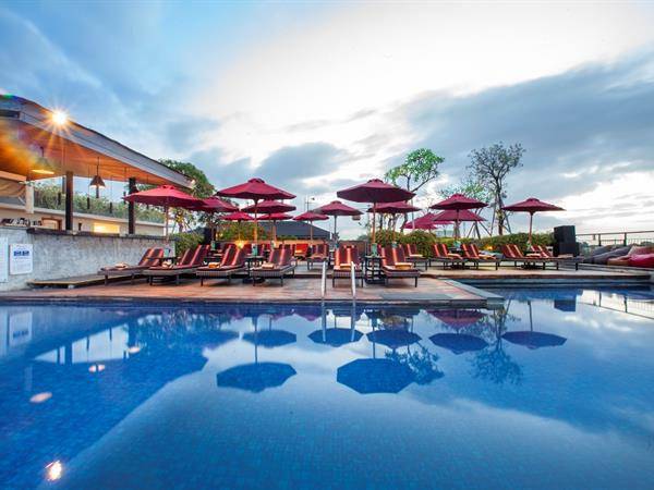 Kolam renang rooftop di Swiss-belinn Legian. (Swiss-belhotel.com)