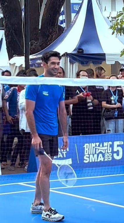 potret Reza Rahadian main badminton (instagram.com/pocariid)