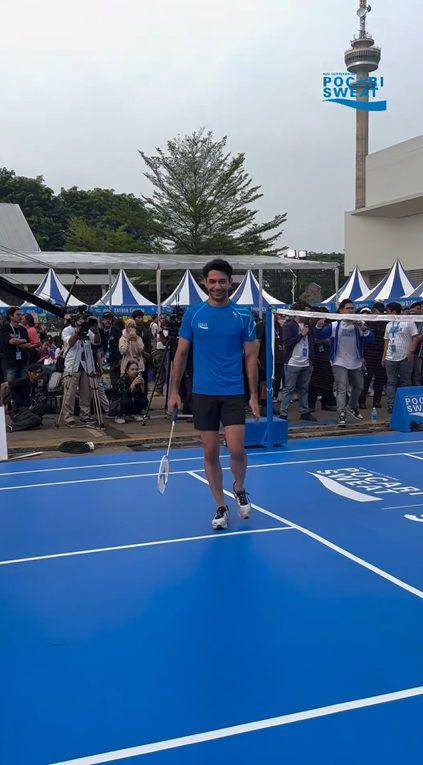 potret Reza Rahadian main badminton (instagram.com/pocariid)