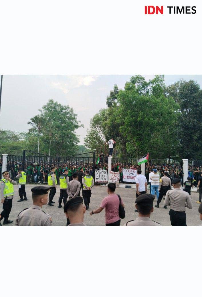 Suporter Sriwijaya FC lontarkan seruan kekecewaan (IDN Times/Feny Maulia Agustin)