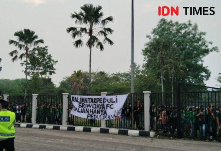 Suporter Sriwijaya FC lontarkan seruan kekecewaan (IDN Times/Feny Maulia Agustin)