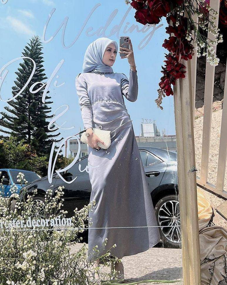 Dress silver (instagram.com/saritiw)