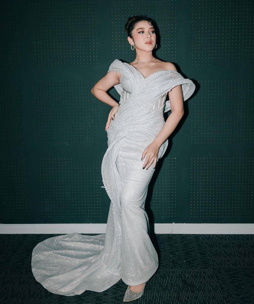 Dress silver (instagram.com/tiaraandini)