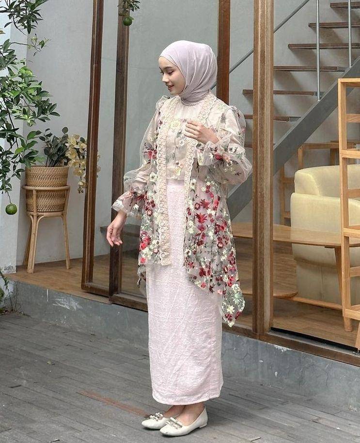 Kebaya floral brokat (instagram.com/ravalsaa)