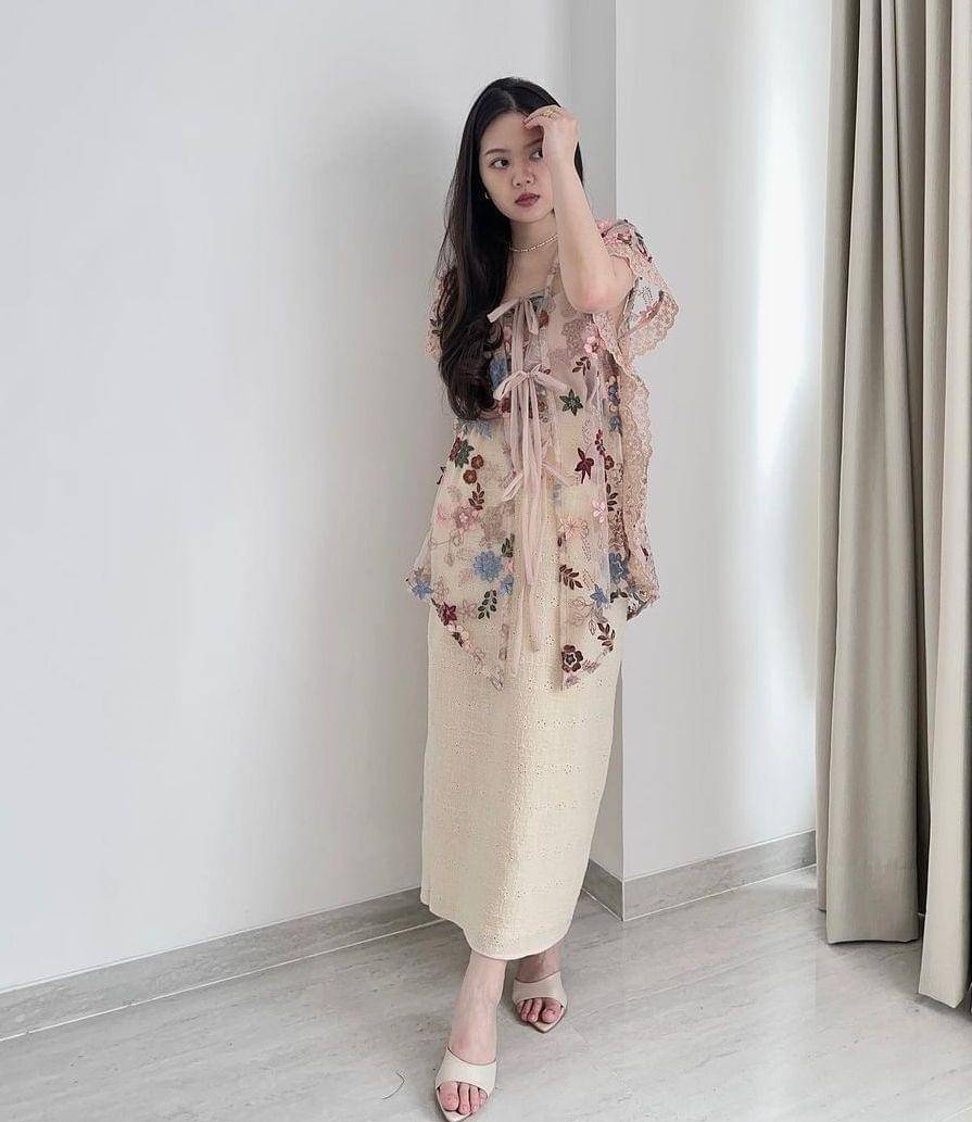 Kebaya floral brokat (instagram.com/aileenad)