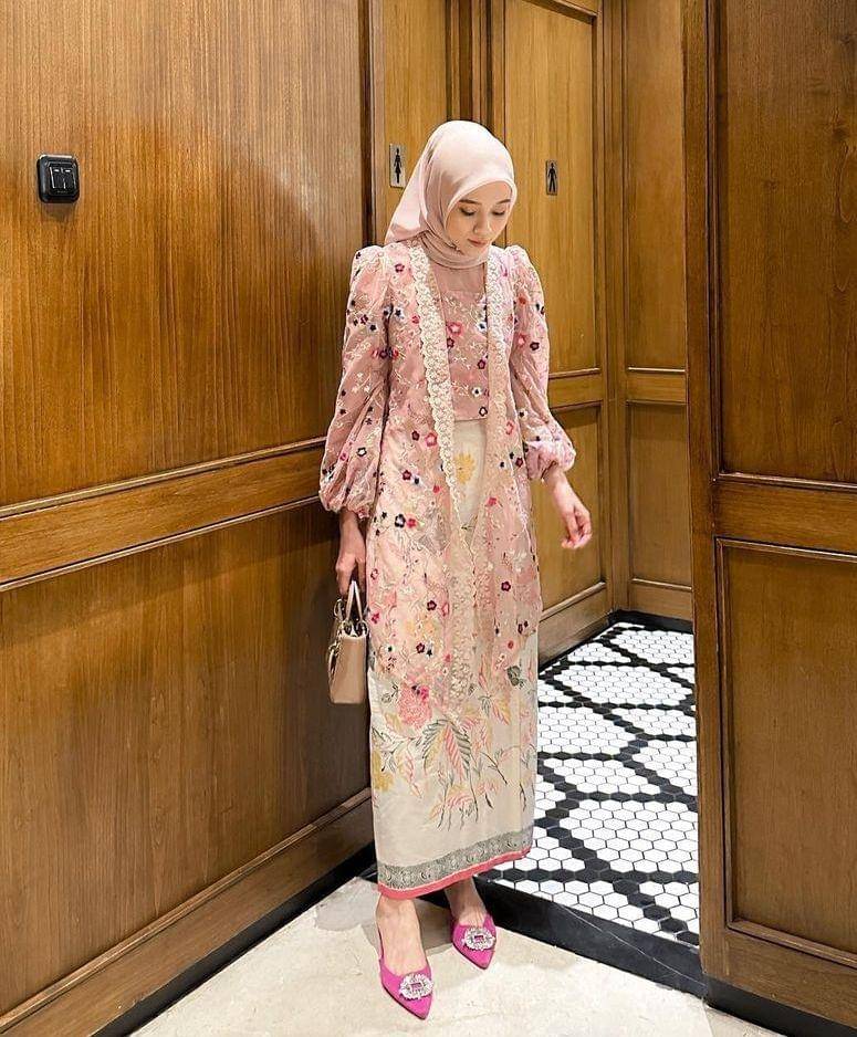 Kebaya floral brokat (instagram.com/vinamaulina)