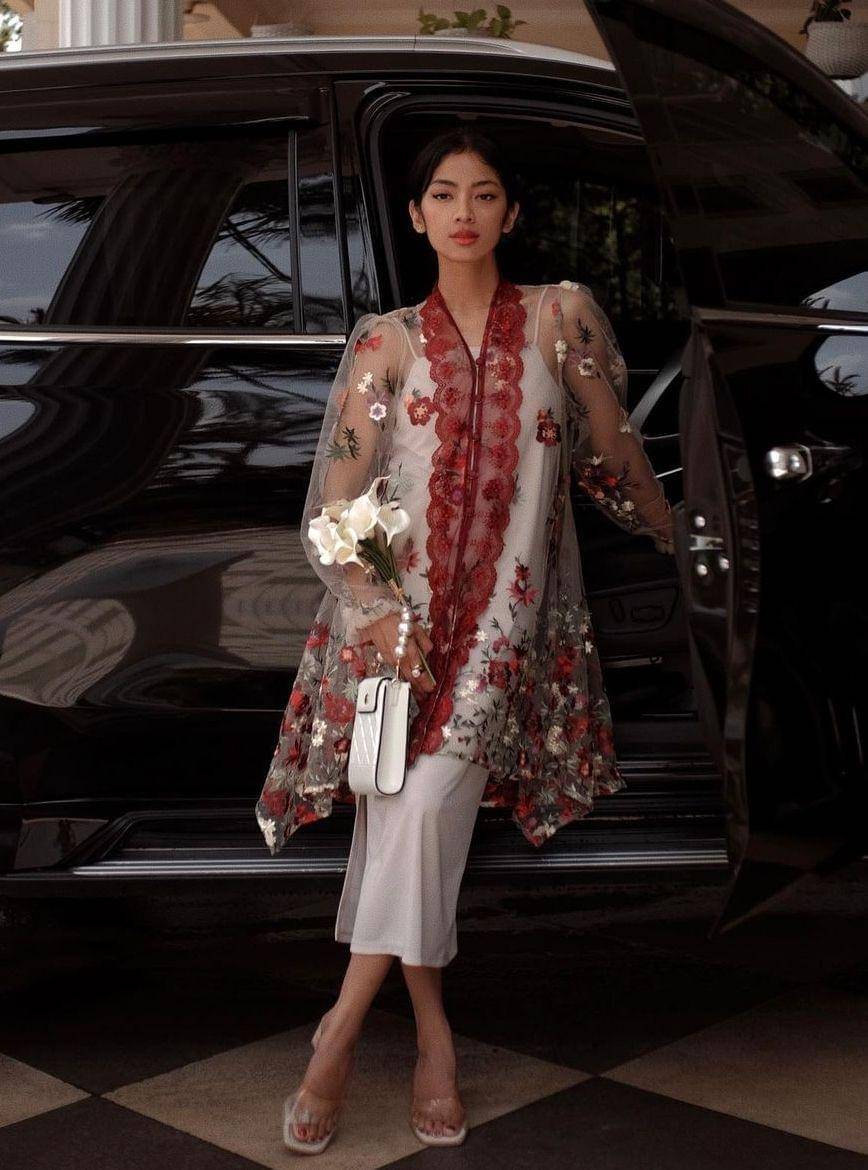 Kebaya floral brokat (instagram.com/papisels)