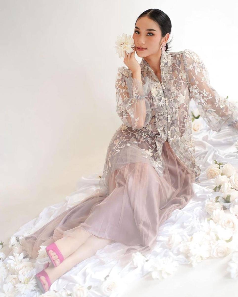 Kebaya floral brokat (instagram.com/diajengaulya)