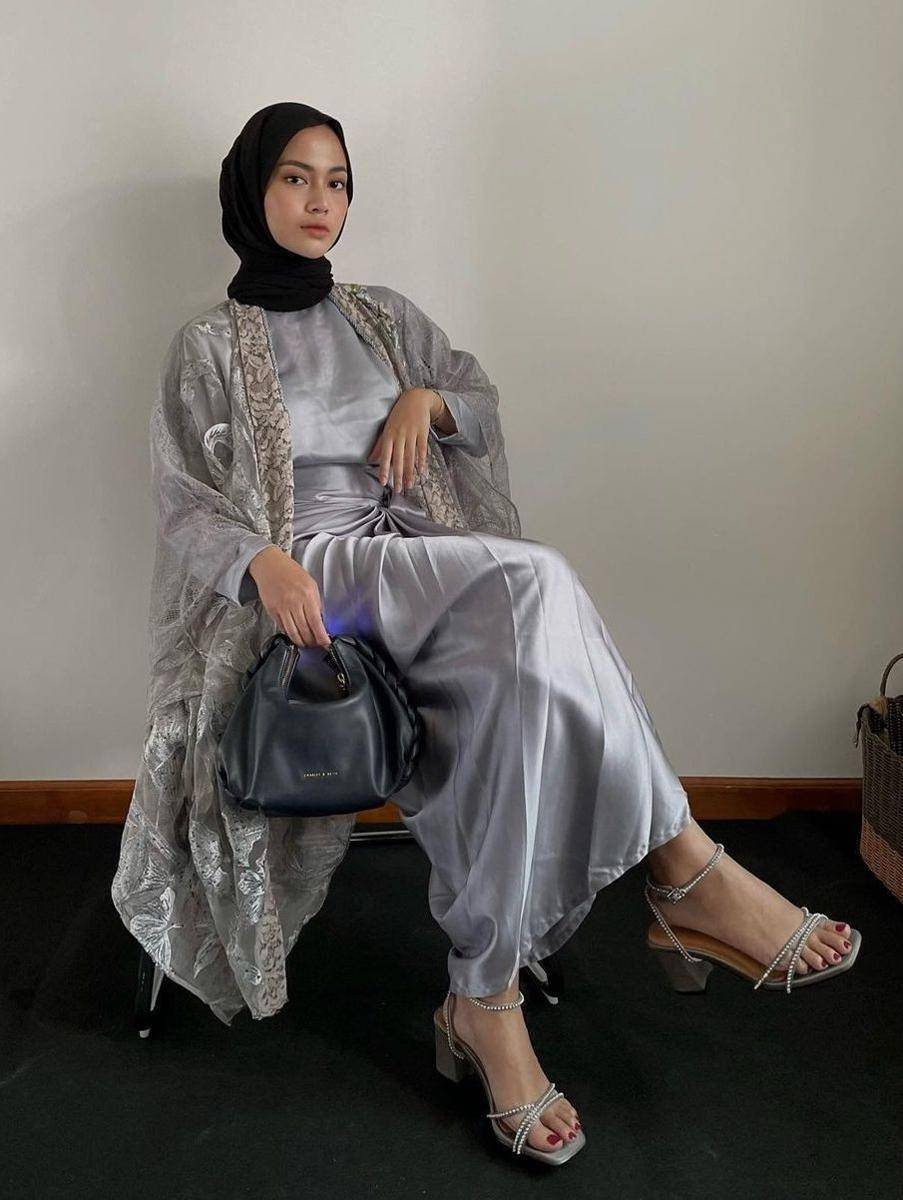 Dress silver (instagram.com/ratuanditya)