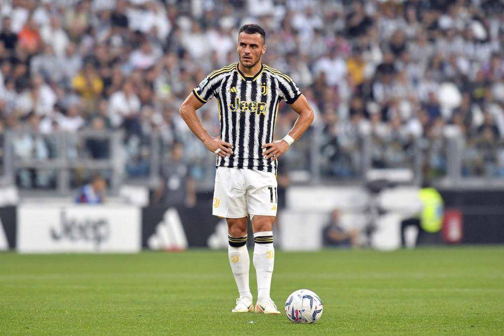 Potret Filip Kostic bersiap mengambil tendangan bola mati. (instagram.com/filipkostic)