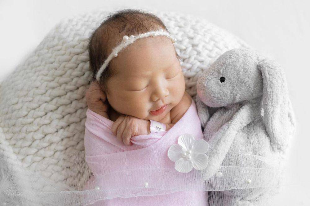 newborn photoshoot Quinny, anak Nex Carlos (instagram.com/babyquinnlexa)