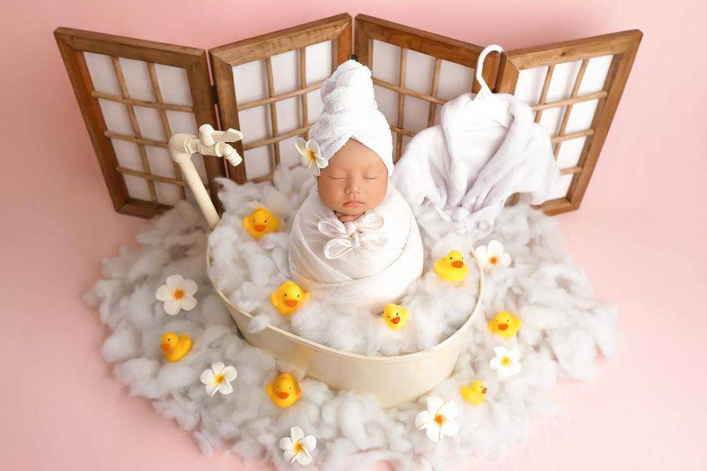 newborn photoshoot Quinny, anak Nex Carlos (instagram.com/vienesca)