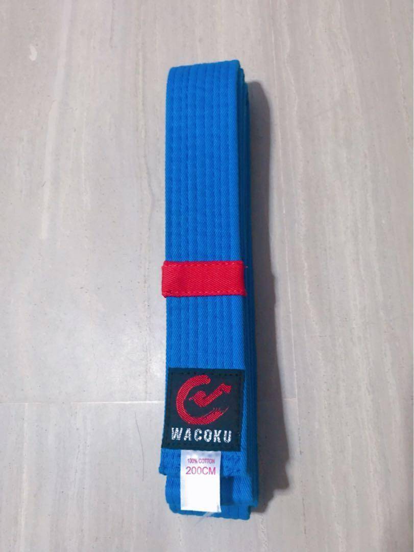 Sabuk biru dengan ujung merah taekwondo (carousell.sg)