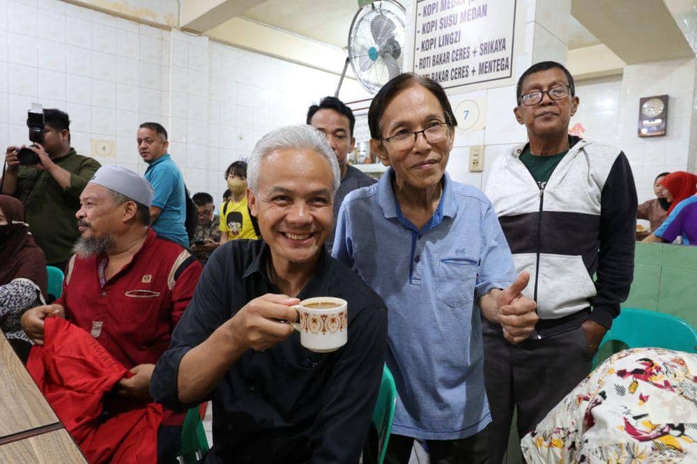 Ganjar Pranowo ngopi di Kedai Kopi legendaris di Asahan, Chong Bie, Minggu (12/11/2023) (Dok. IDN Times)