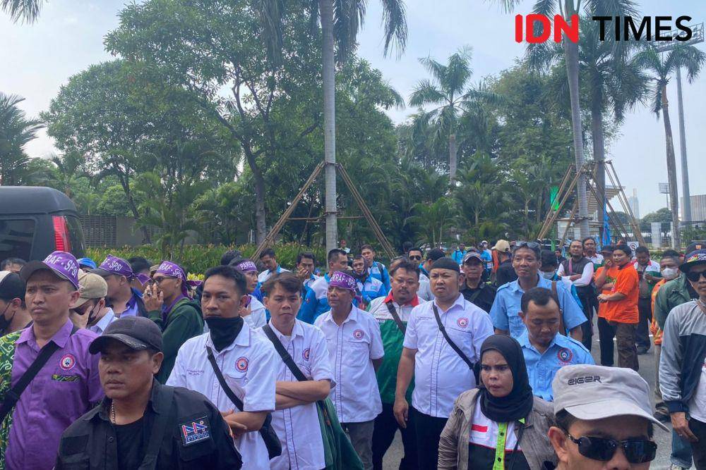 Konfederasi Serikat Pekerja Seluruh Indonesia (KSPSI) dan sejumlah serikat pekerja lainnya mewakili serikat pekerja Hotel Sultan mendatangi kantor Pusat Pengelolaan Komplek Gelora Bung Karno (PPKGBK), Senin (13/11/2023). (IDN Times/Vadhia Lidyana)
